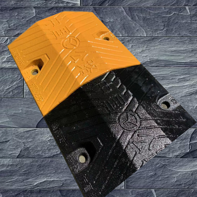 铸铁减速带厂家科阳橡胶路障带线槽弯道停车场减速路障铸钢减速带