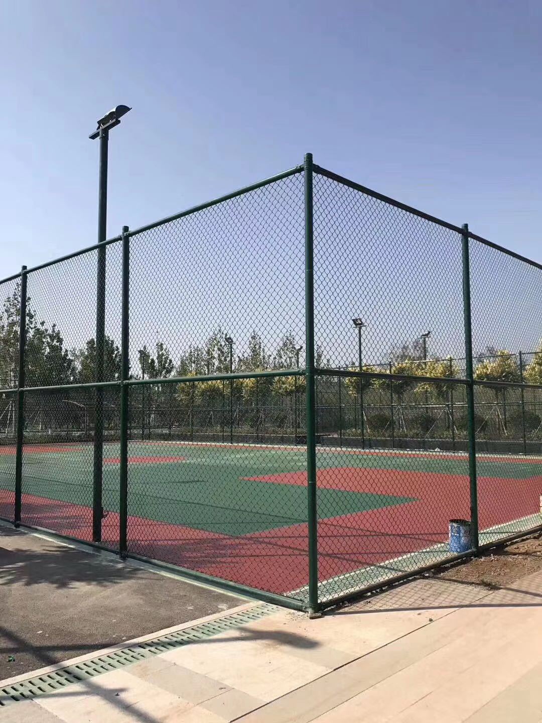体育场围栏用勾花网厂家直销勾花网组合式网球场围网