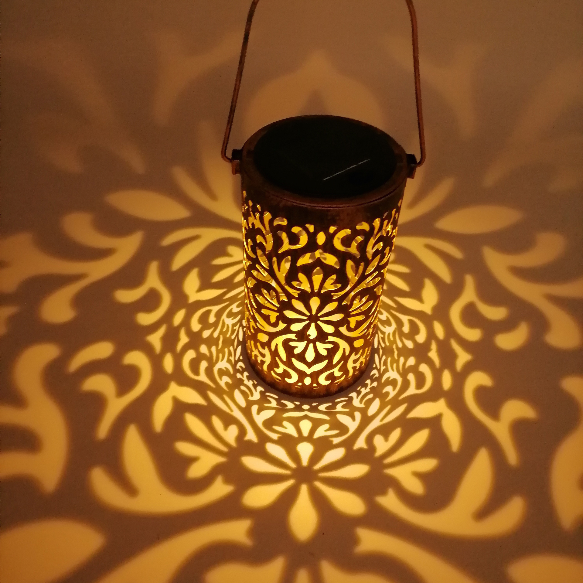 亚马逊欧式太阳能灯led铁艺灯笼创意镂空户外花园手提挂灯庭院灯