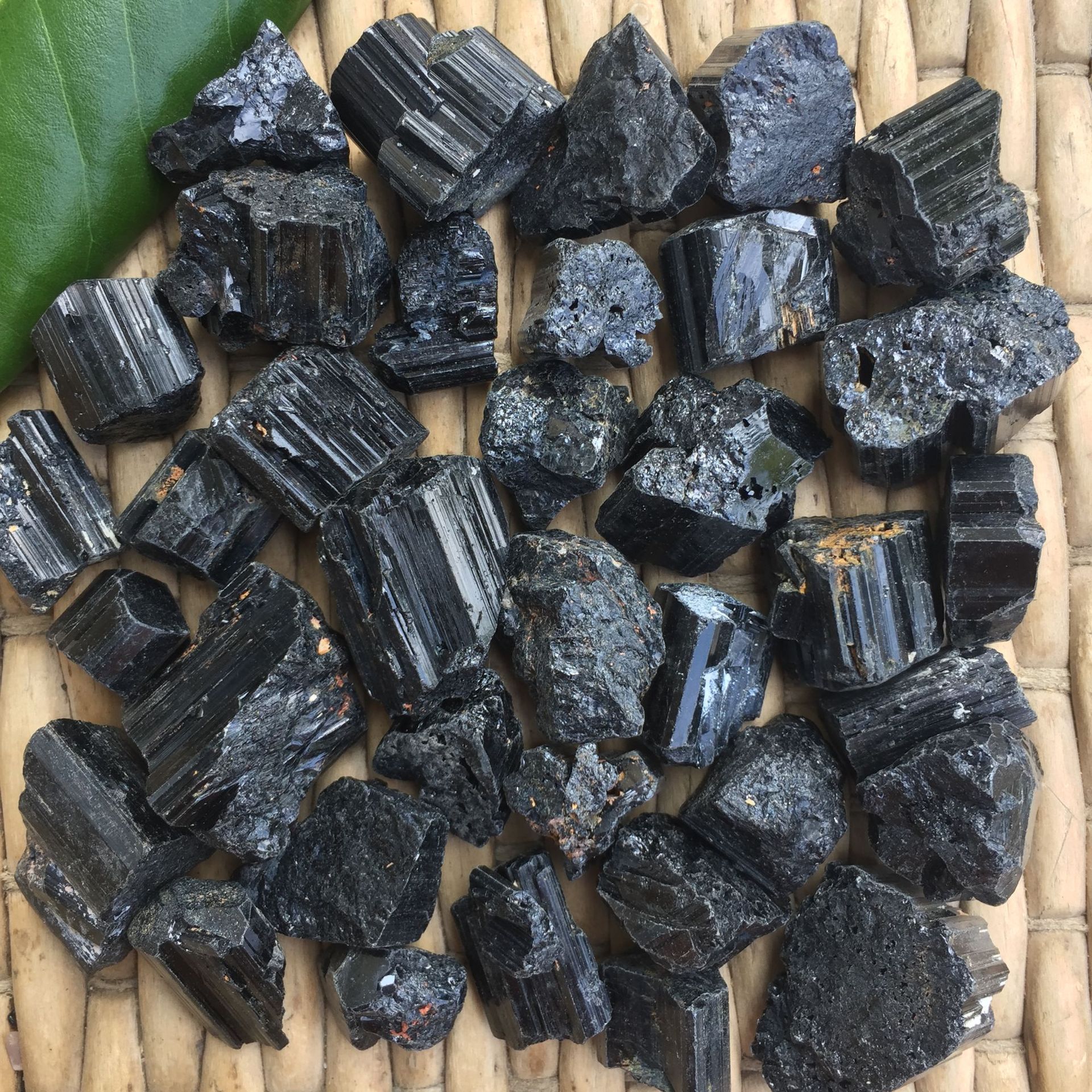 天然黑碧玺原石单晶体 黑色电气石晶柱碎石 规格25x45 厂家直销