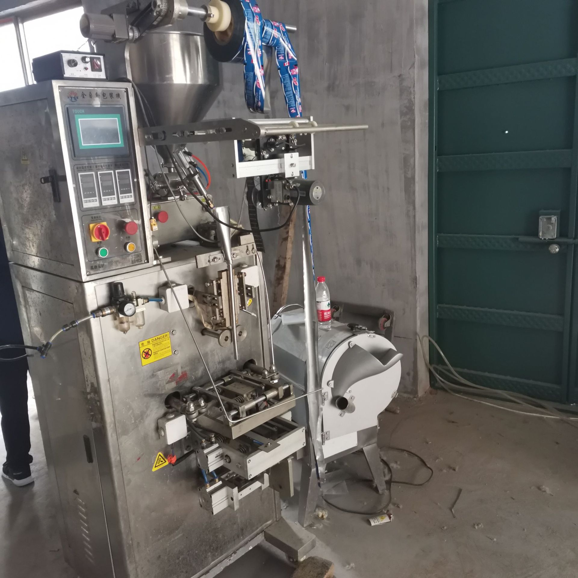 出售二手自动包装机袋装水鲜牛奶果汁酸奶灌装机全自动液体包装机