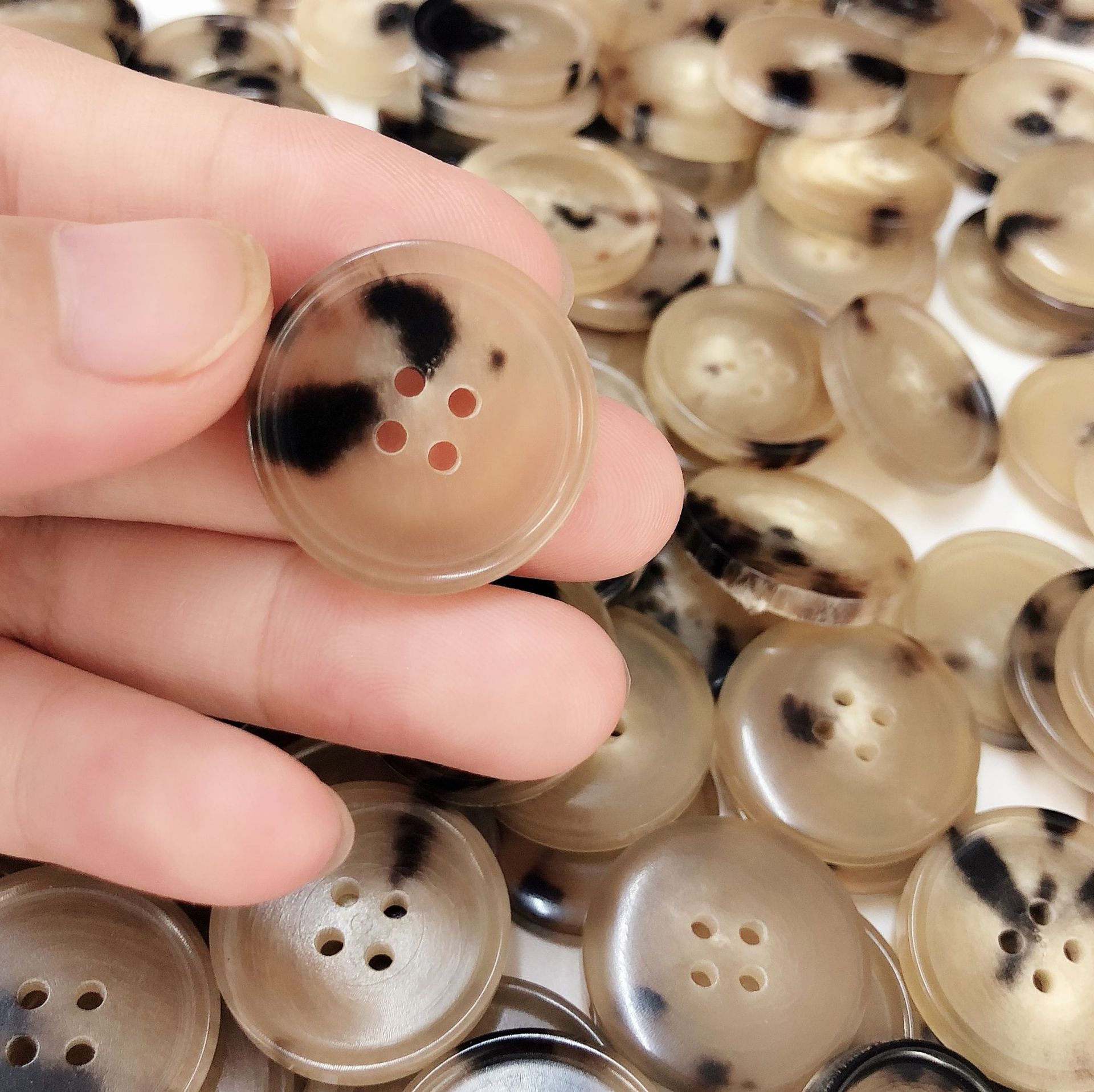 天然黄牛角2号色 真牛角纽扣 白牛角扣 黄牛角细边扣泰迪款四眼扣