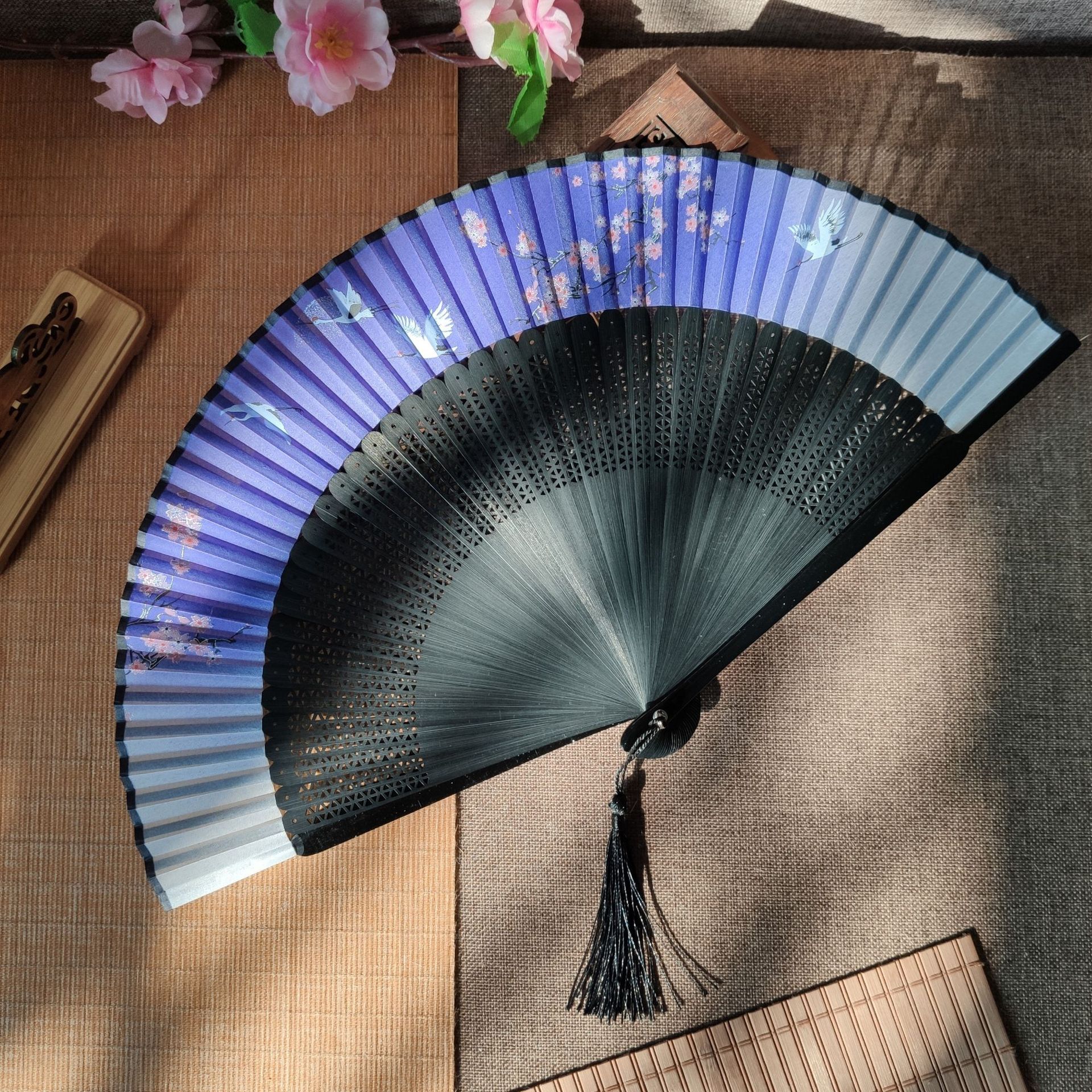 窗格烤漆扇子-大排折扇高档扇子丝绸女士中国风折扇工艺真丝女扇_义乌