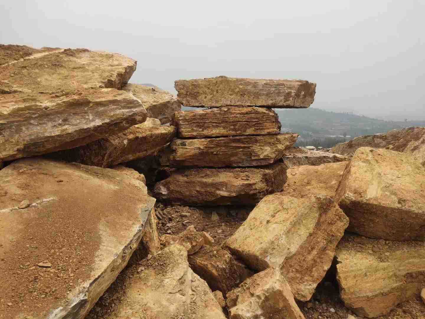 黄石块驳岸景观假山千层石哪有假山石头卖多少钱一吨设计制作流水