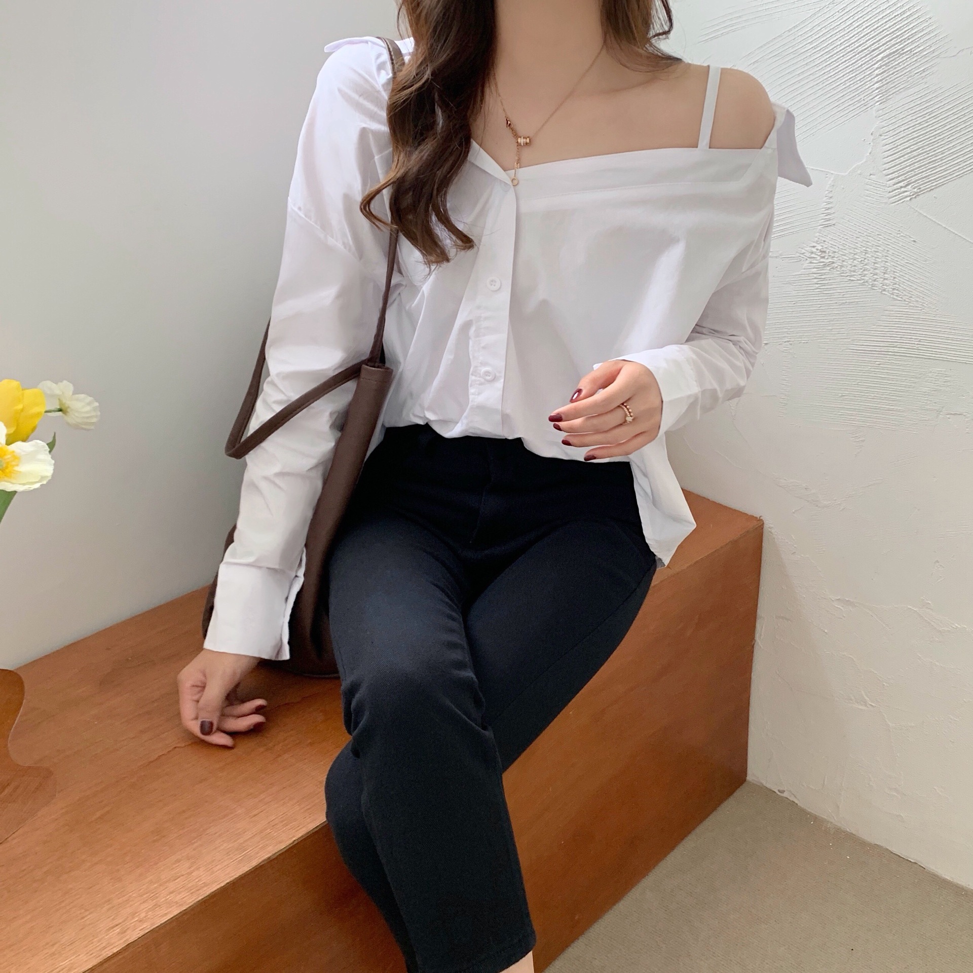 小心机露肩白色衬衫女设计感秋装2020新款长袖衬衣小清新