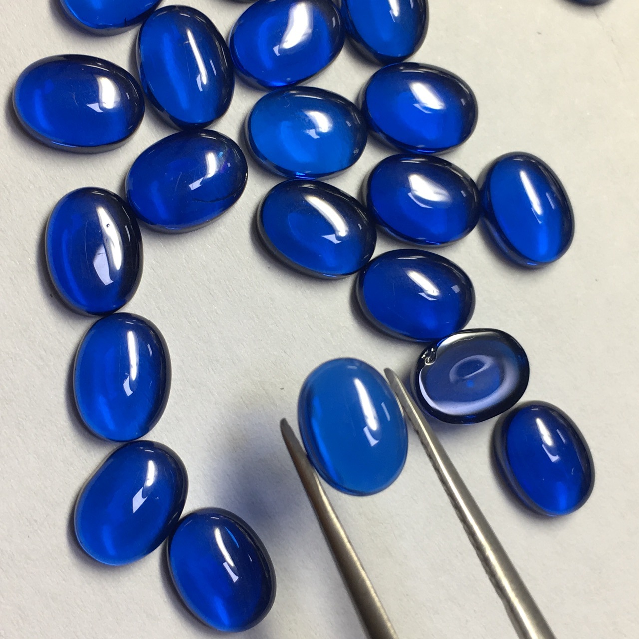 工厂直销合成蓝宝石素面 高仿蓝宝色 蛋面成品 首饰配石 欢迎咨询