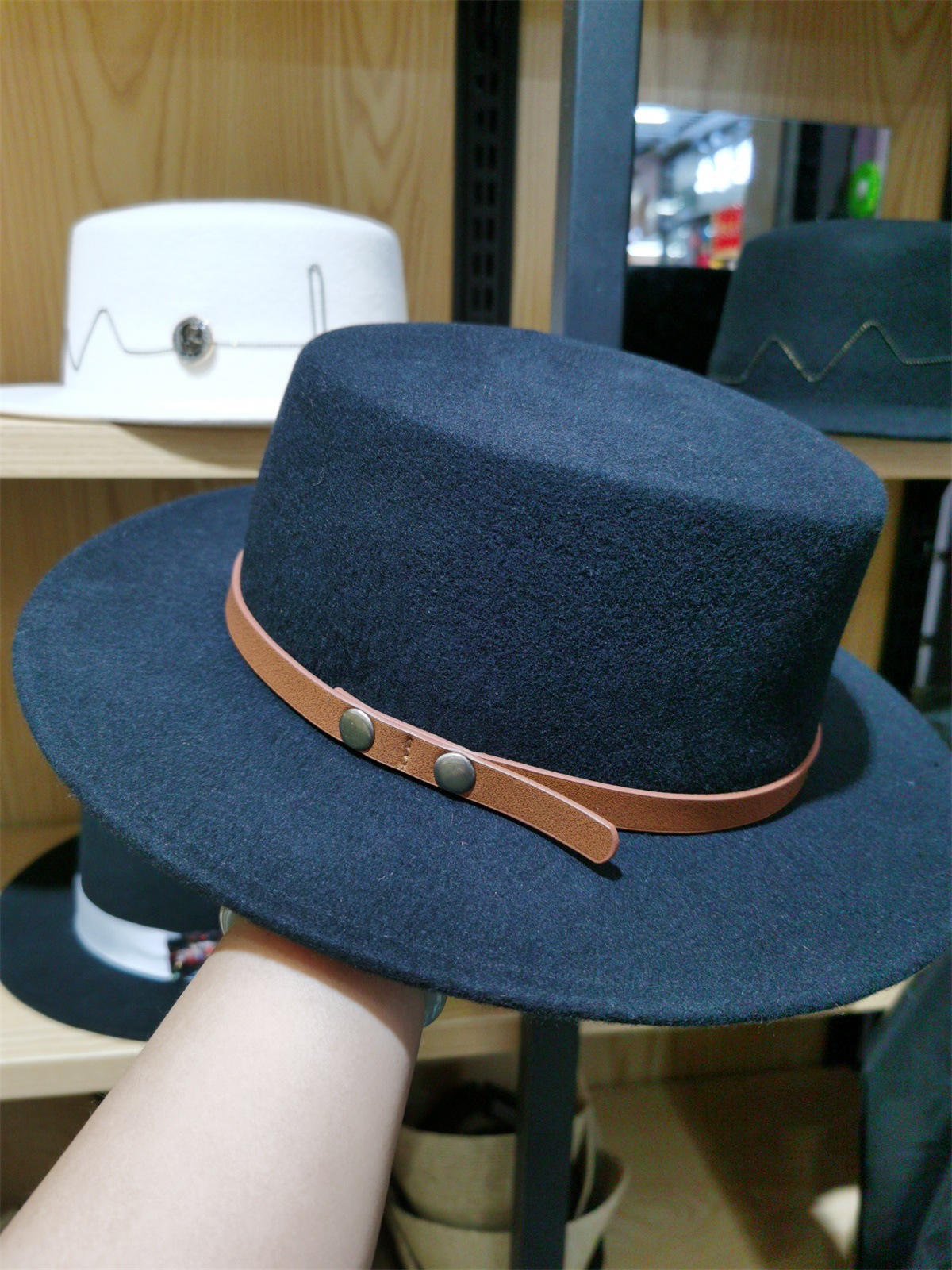 英伦皮带扣白色平顶羊毛礼帽女秋冬名媛复古毛呢帽欧美时尚爵士帽