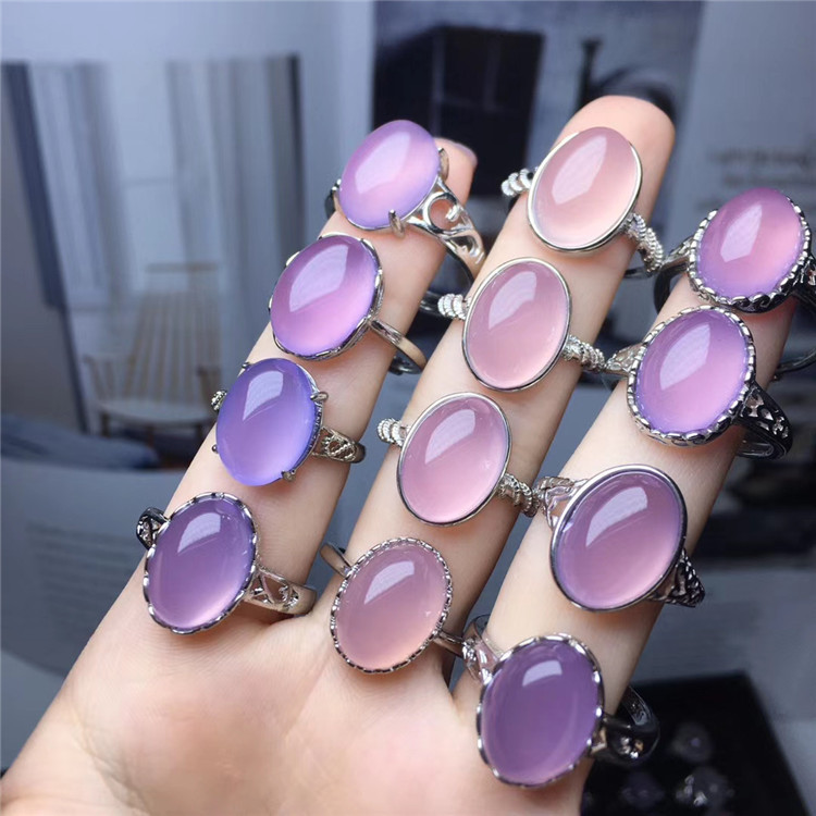 天然粉紫玉髓镶嵌戒指 晶体通透起荧光直播跑量款玛瑙女戒批发