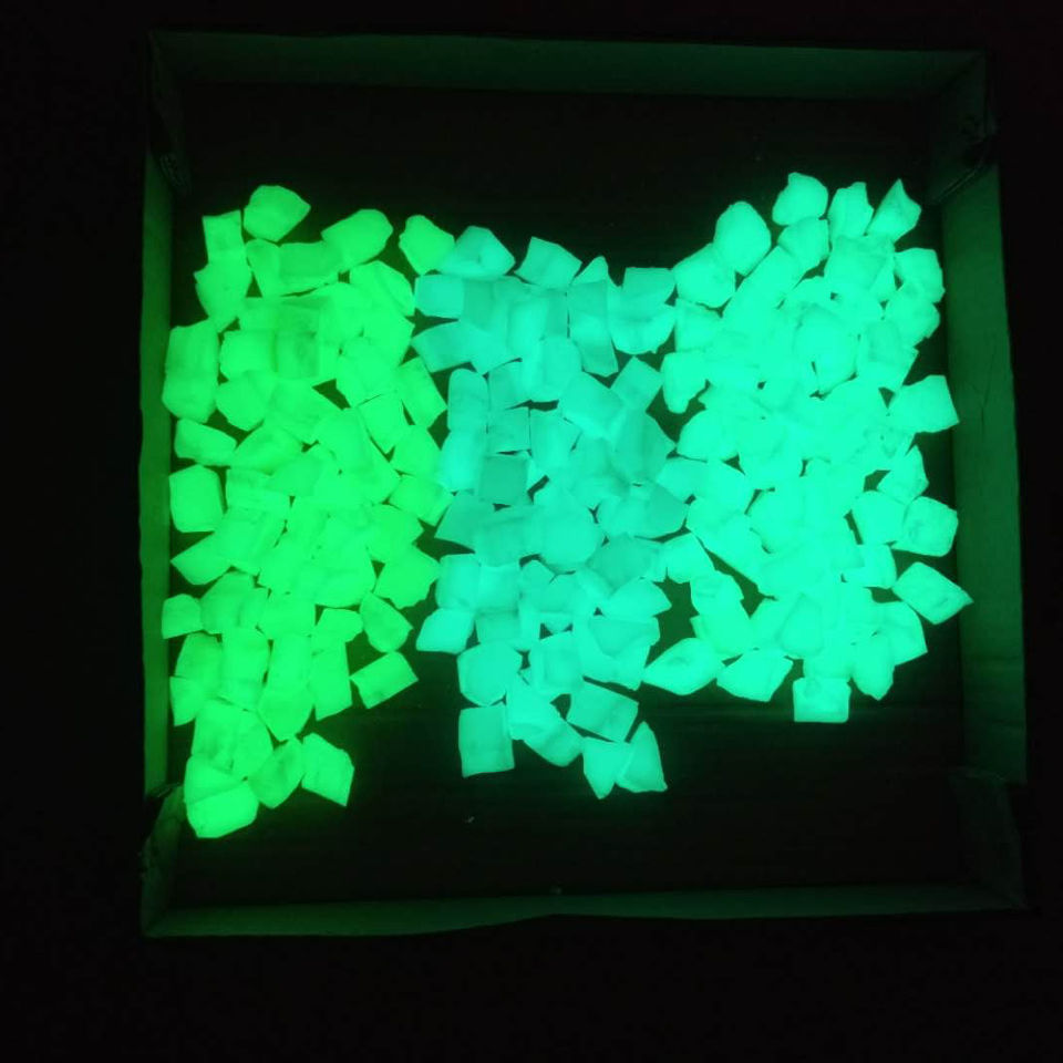 批发发光石子公园造景铺路荧光石颗粒荧光粉铺路造景吊坠夜光石