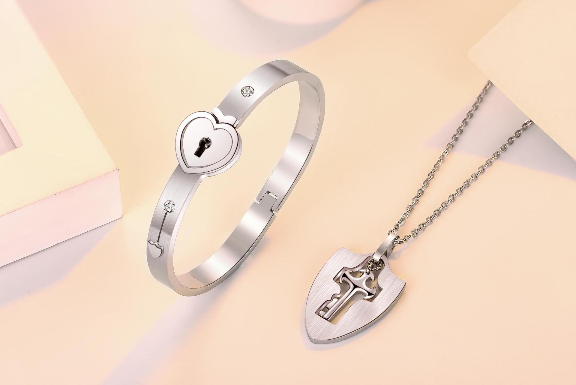 亚马逊爆款钛钢情侣爱心锁桃心同心锁手镯钥匙套件项链男女外贸款