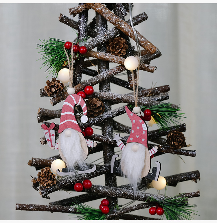 豪贝新款圣诞节装饰品木质举礼盒森林老人挂件无脸娃娃小树木挂饰