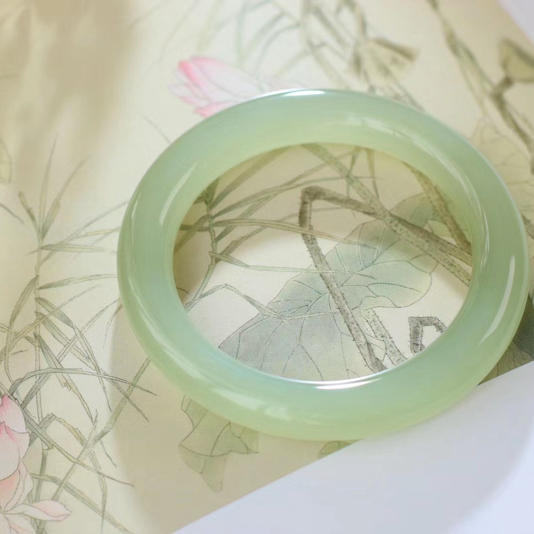 和田玉冰底晴水荧光圆条美人镯 玉手镯子青海料冰清水玉镯 带证书