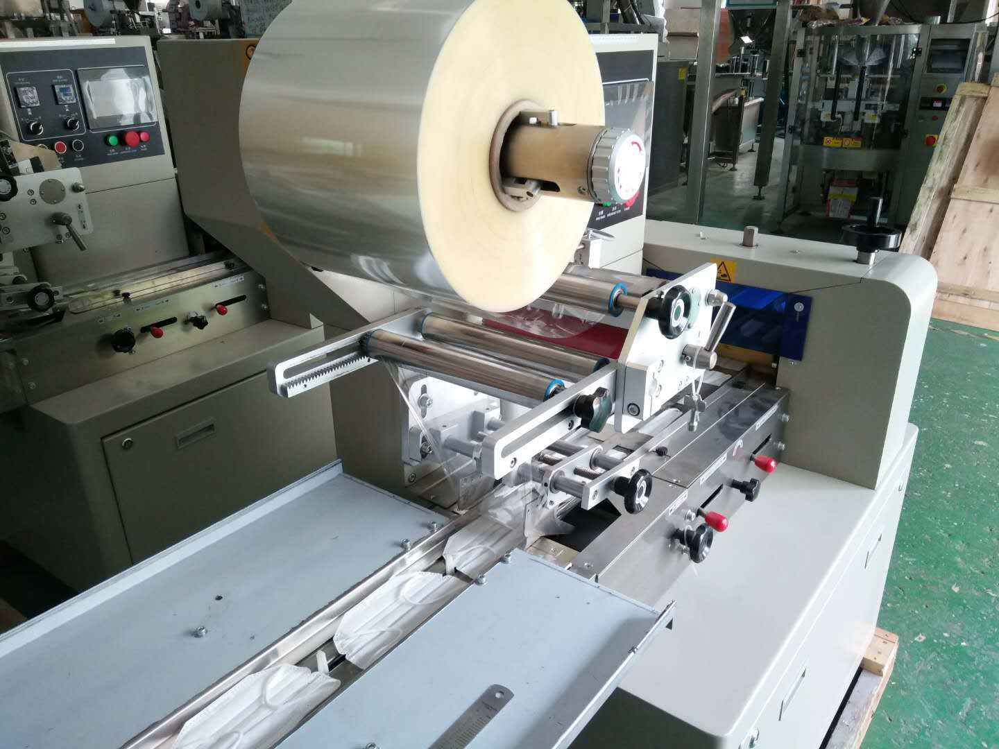 上海钦典供应全自动一次性口罩包装机 n95口罩包装机 口罩封口机