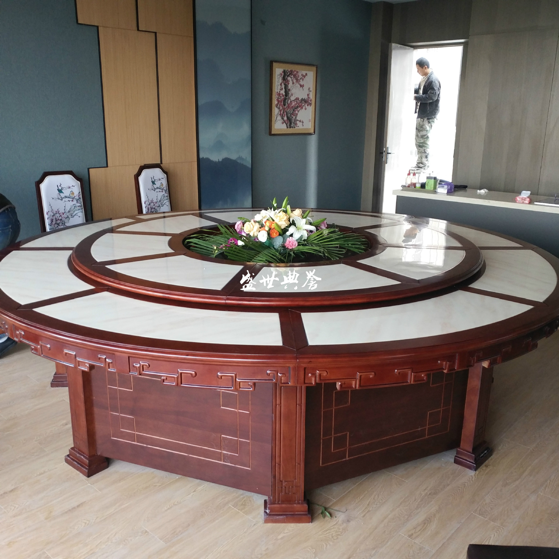 七台河度假酒店新中式实木电动餐桌订做 高端会所电动大理石圆桌