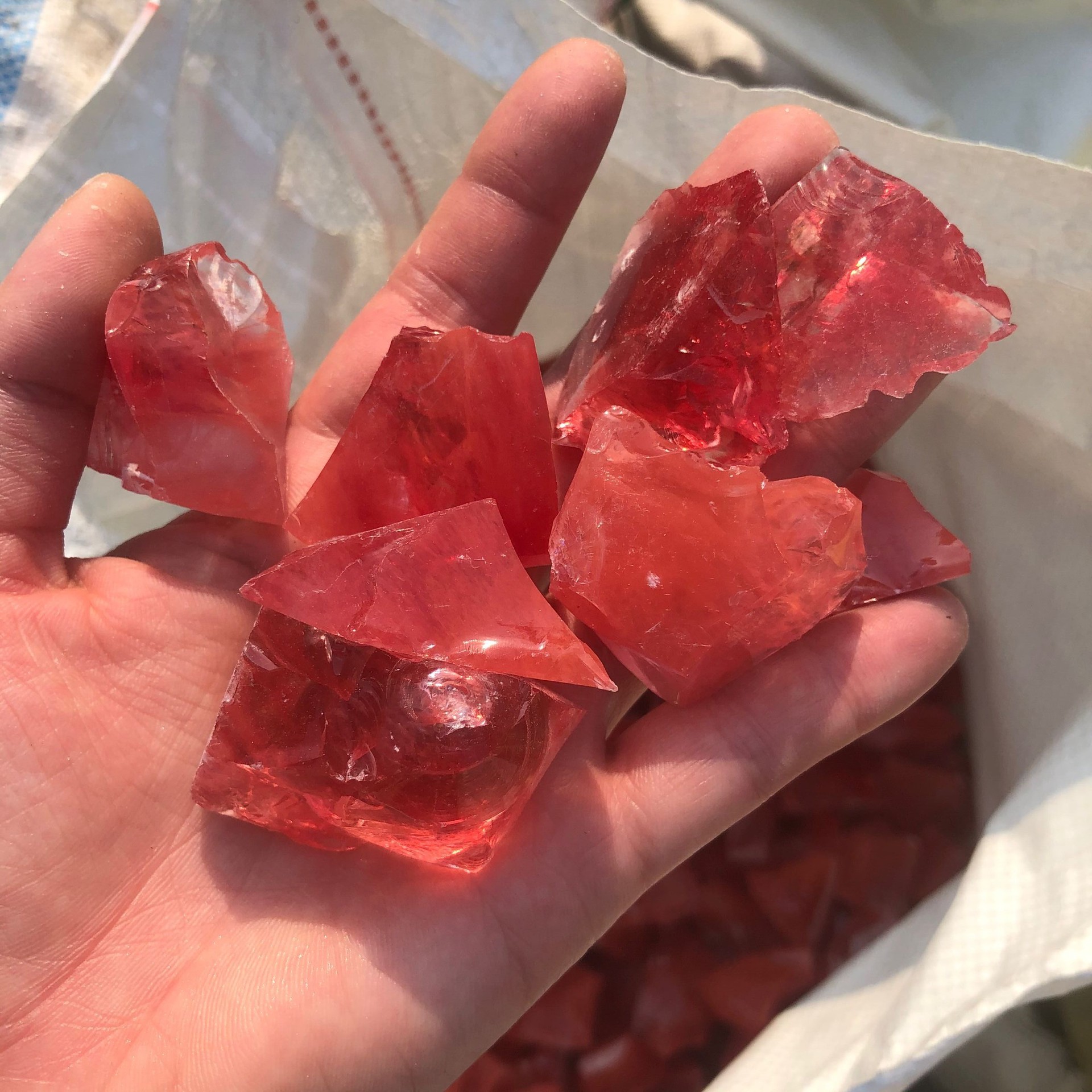 扩香石西瓜红熔炼碎石原石几何形状水晶石工艺品摆件