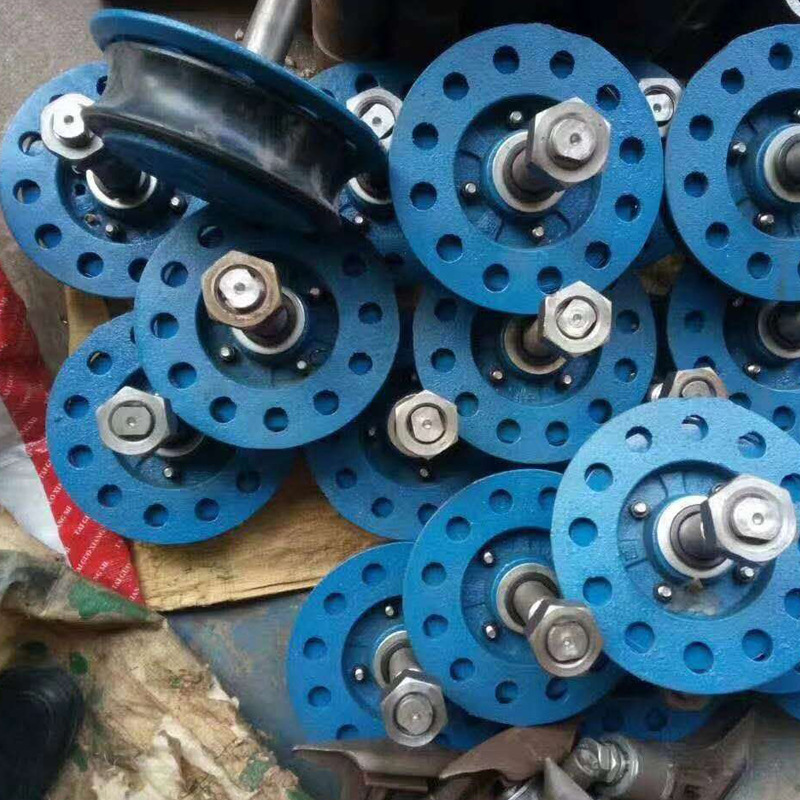 供应矿用猴车配件 猴车吊椅 托绳轮锻造 固定式抱索器