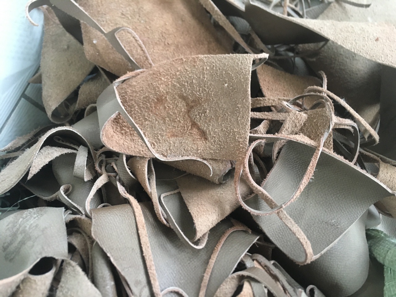 特价牛皮下脚料论斤碎皮块真皮包革边角料厂家批发各种皮革碎料