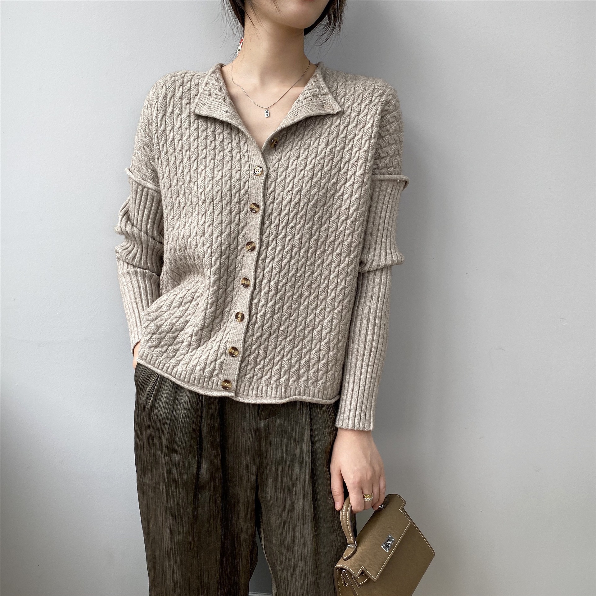 嘉织8-8069 精致小麻花复古性感港风味针织开衫毛衣外套女