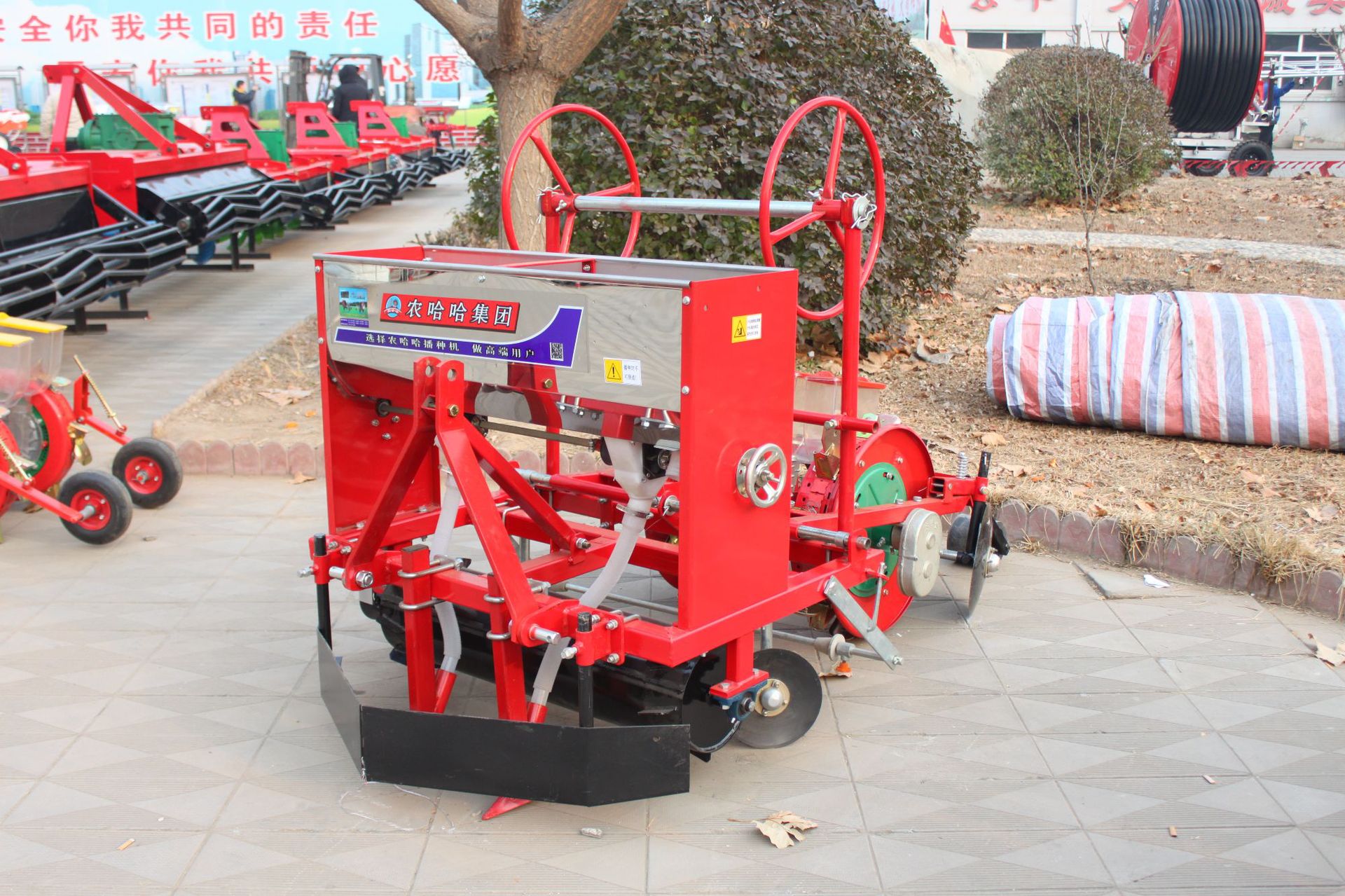 2020款2mbsf-2 2行铺膜施肥穴播机 铺膜播种机 农哈哈厂家发货