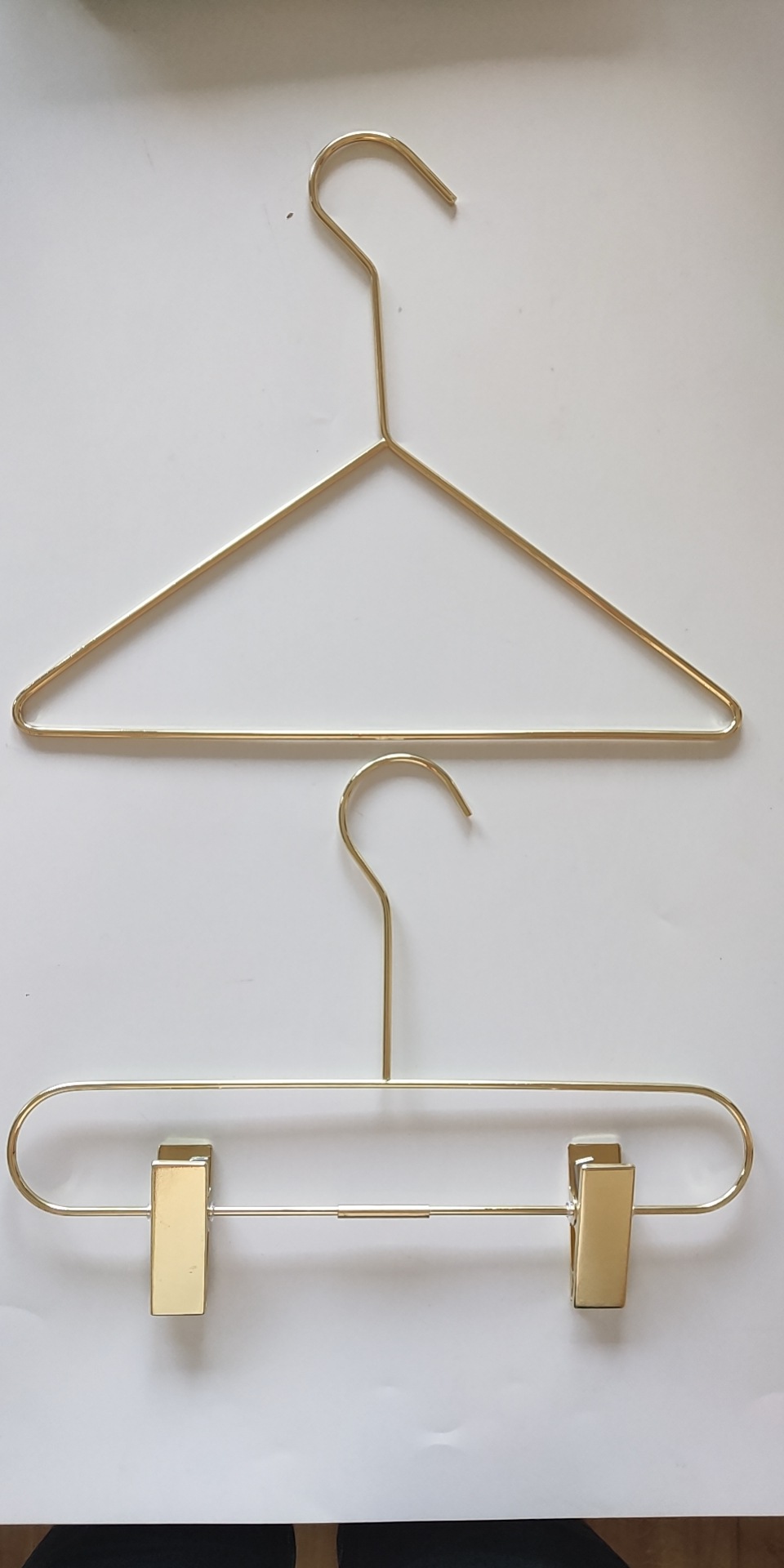 北欧风儿童衣架,实心圆几何童装展示衣架,电镀金属长钩三角衣架