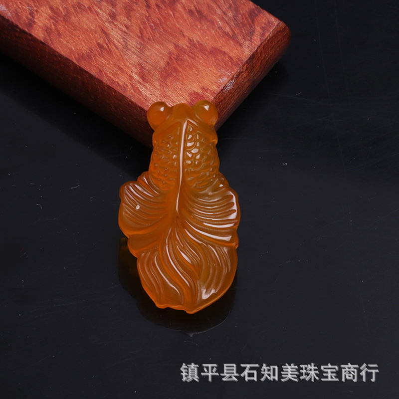 玛瑙玉髓金鱼玉器挂件玉石男女款粉白玉髓鱼吊坠批发