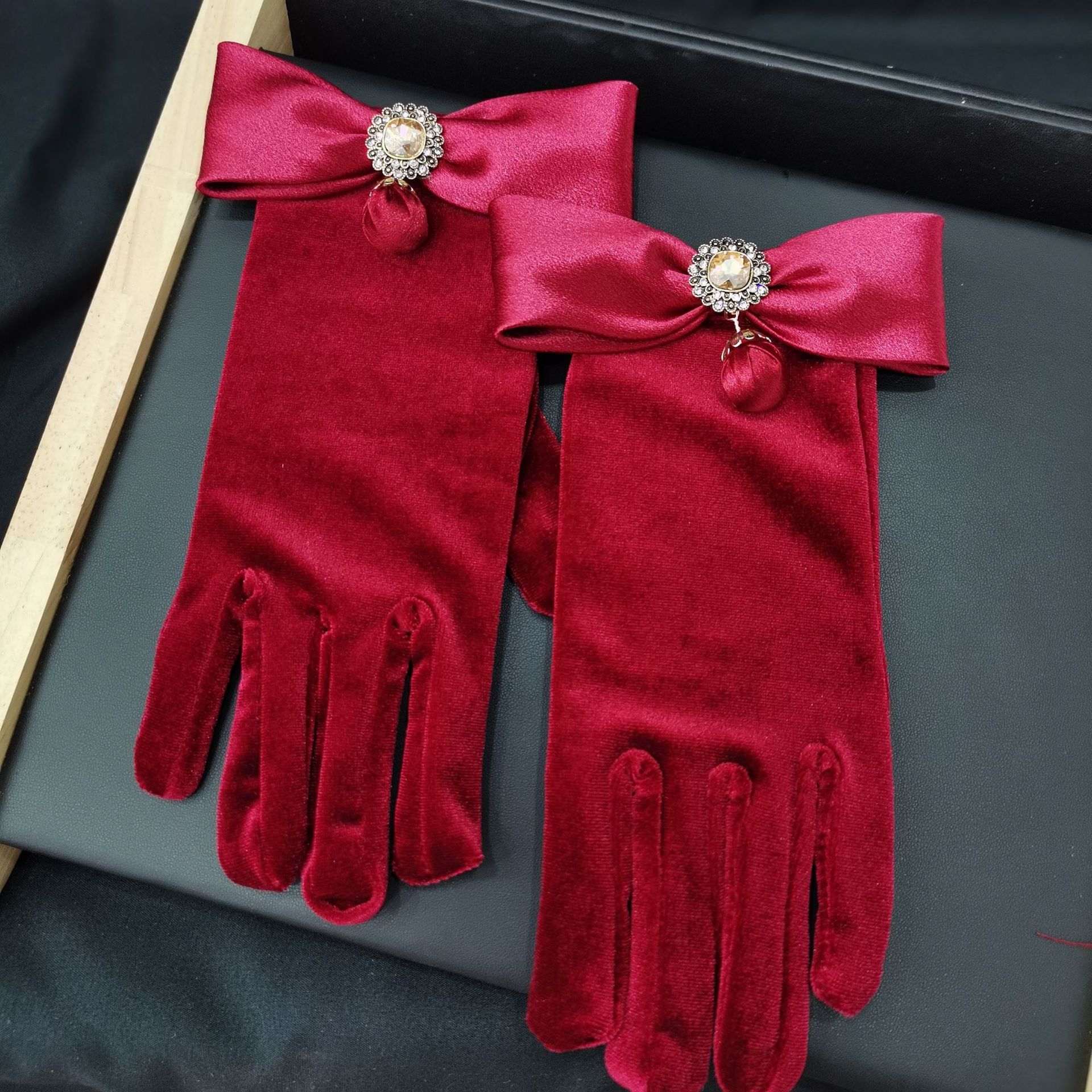 新娘酒红丝绒短款复古婚纱礼服手套旅牌防晒结婚礼服手套批发