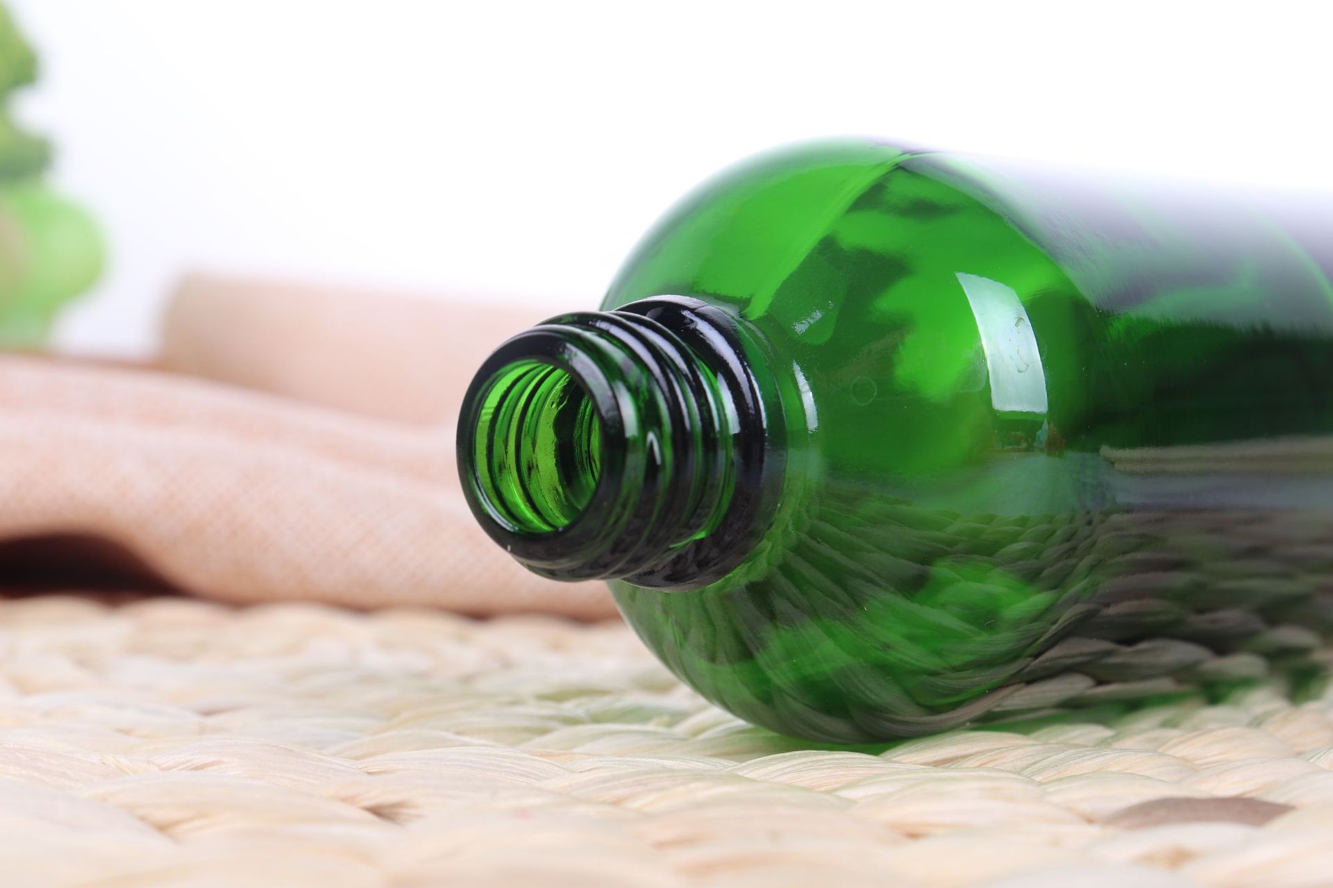 绿色精油玻璃瓶滴管精油瓶化妆品瓶5毫升至100毫升绿色玻璃瓶供应