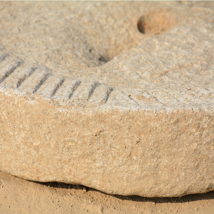 大量出售老旧石磨盘 民间老石头雕刻石盘石碾子 仿古做旧石雕磨盘