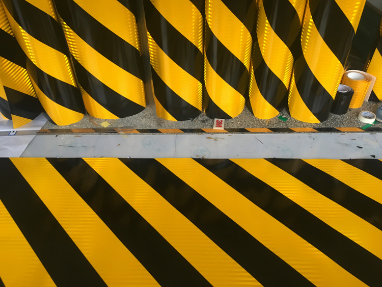 检修道桥栏隧道涵洞隔离桩安全岛收费站 黄黑铝基反光膜 立面标记