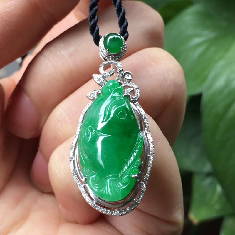 天然缅甸a货翡翠吊坠冰辣阳绿满色年年有鱼18k镶嵌玉挂坠颈饰女款