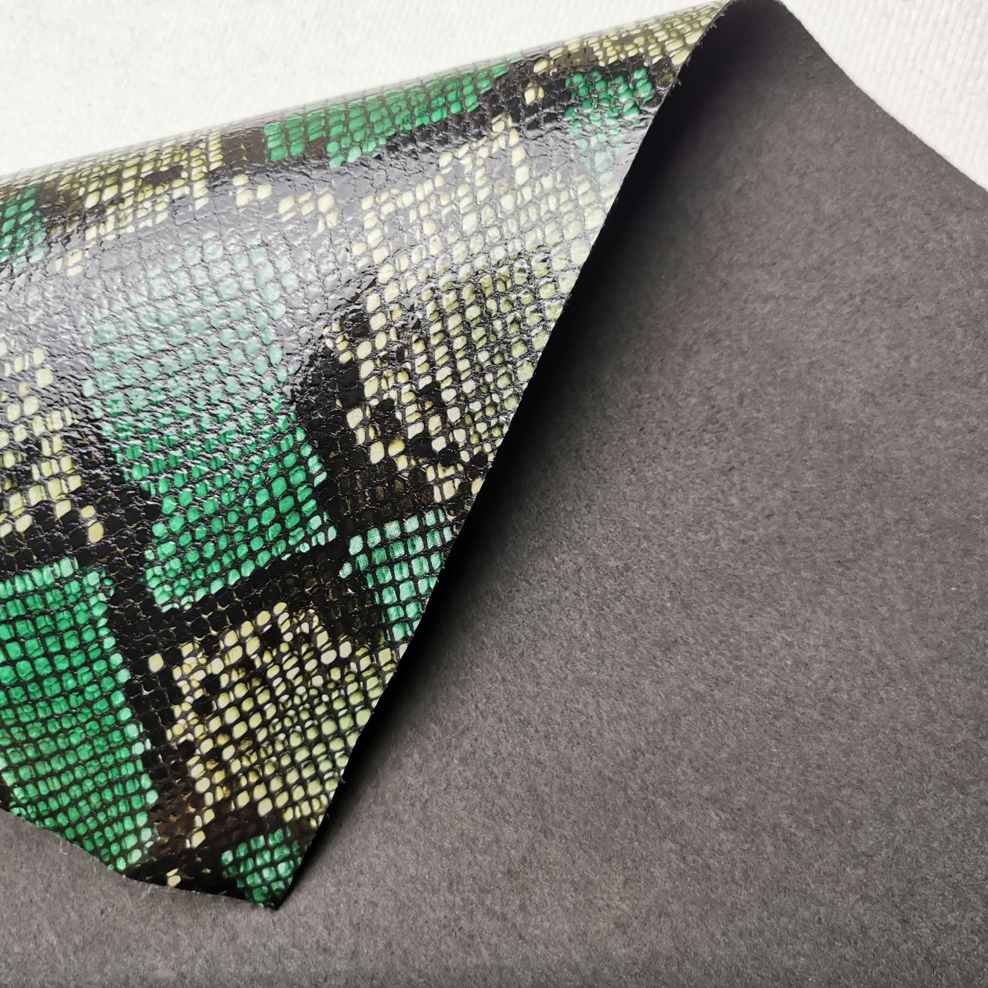 超纤底蛇纹贴膜鞋材箱包服装手机壳面料