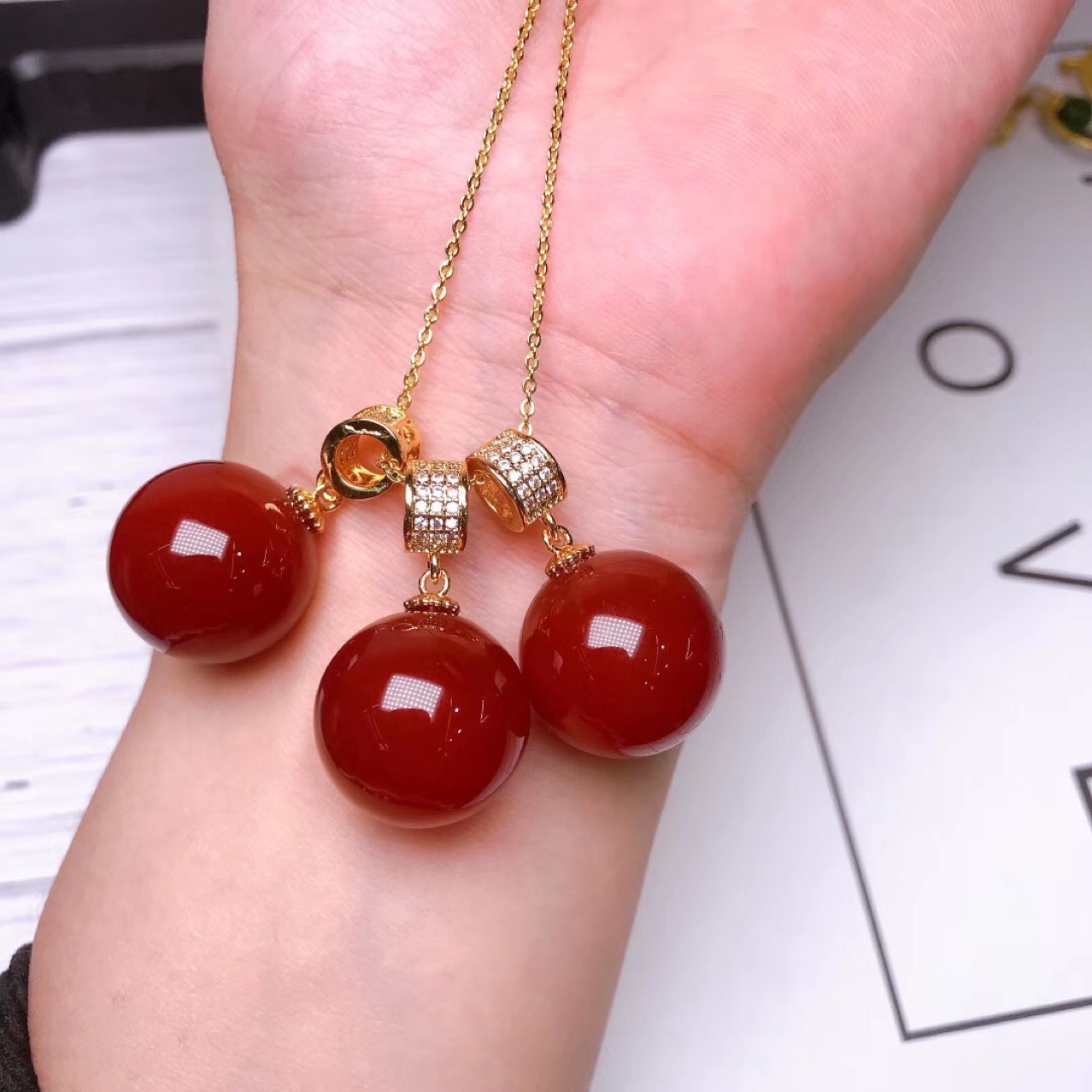 天然保山南红吊坠冰红玛瑙圆珠款吊坠色泽红润直播跑量款厂家批发