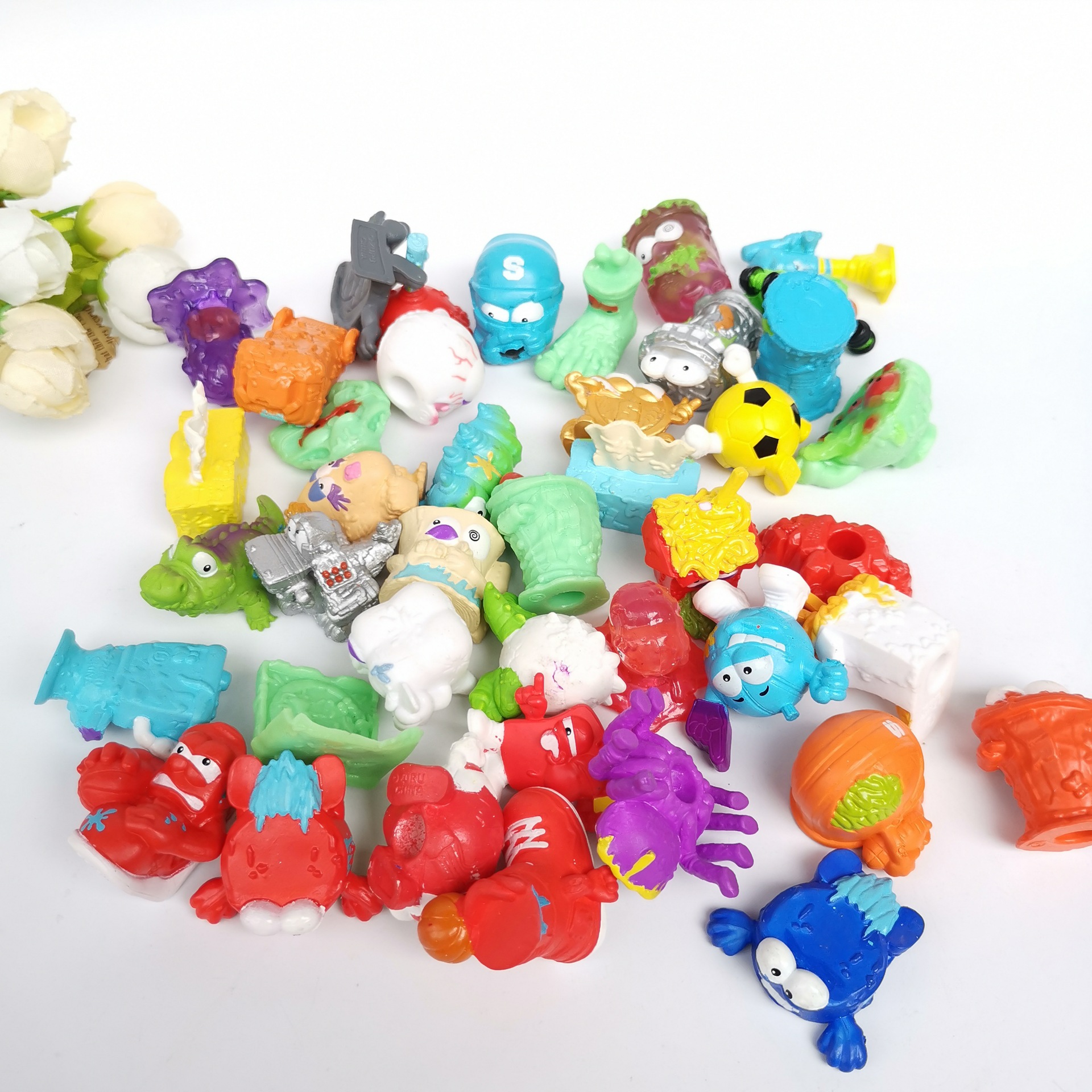 新版垃圾虫公仔 跨境电商产品 扭蛋玩具 软胶小怪兽 32mm蛋壳