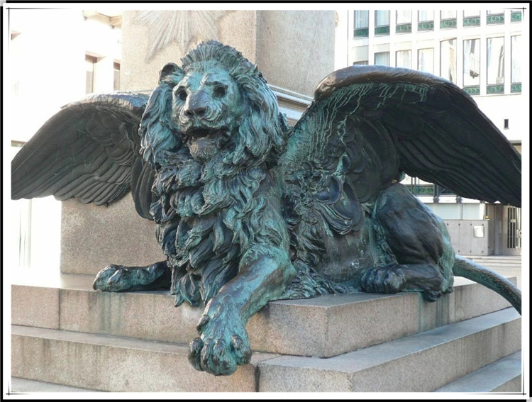 带翅膀铜狮子.jpg