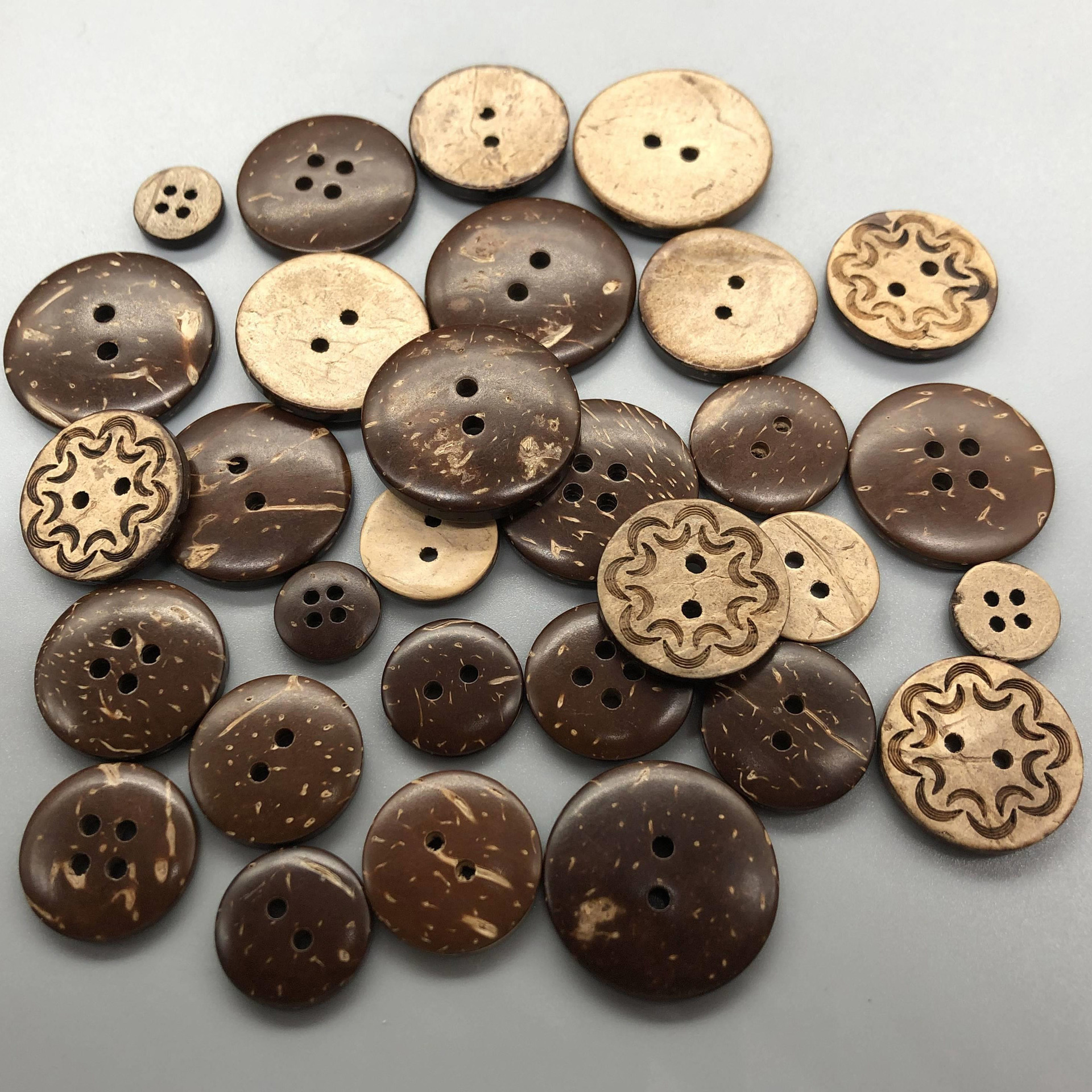 现货天然环保椰子果壳钮扣圆形平面两眼四眼椰子扣a货椰子纽扣