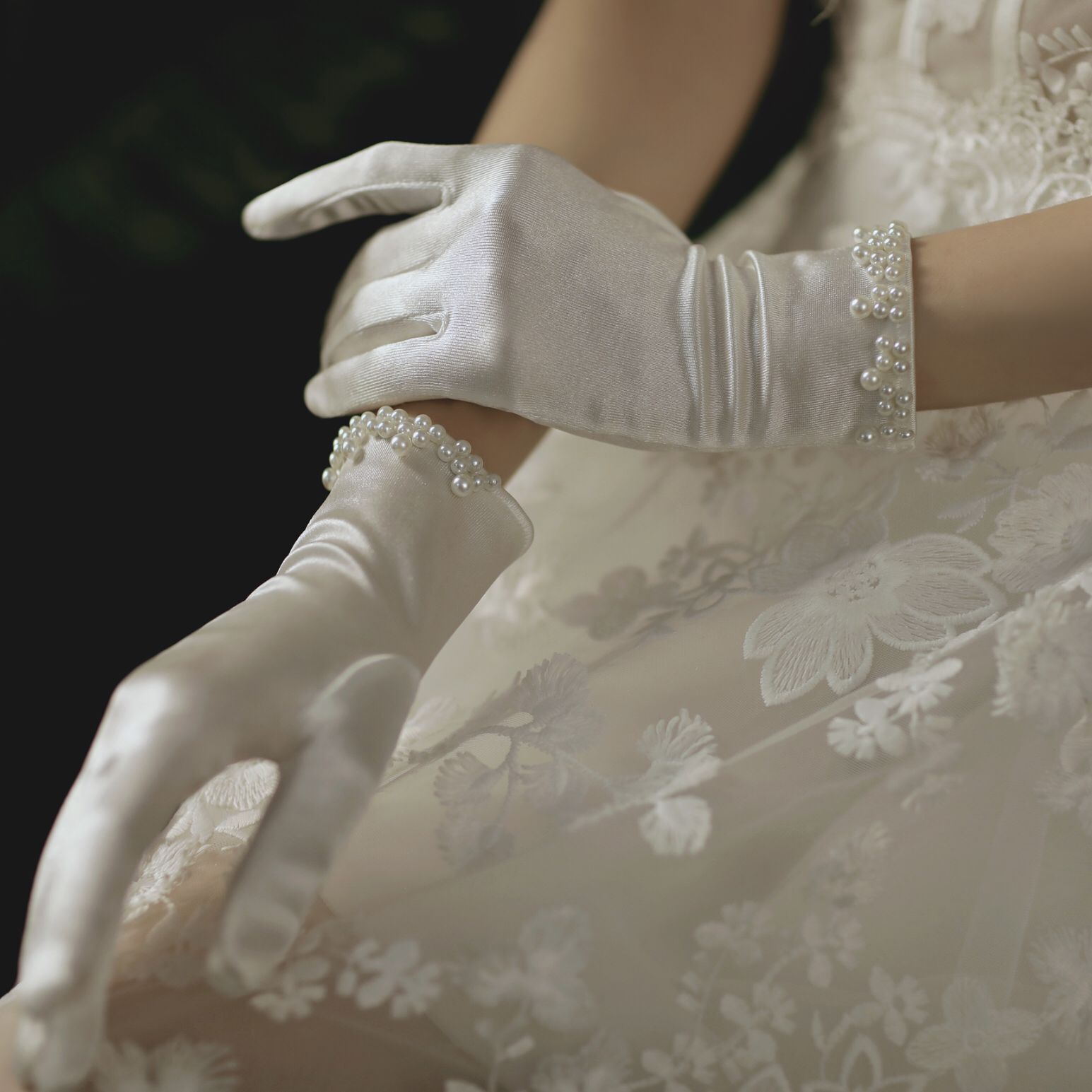 新娘复古白手套缎面短款婚纱拍照演出结婚礼影楼跳舞写真旅拍摄影