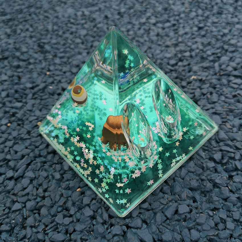 现代简约漂浮液体流沙太空人宇航员油漏镇纸笔筒电视柜客厅摆件