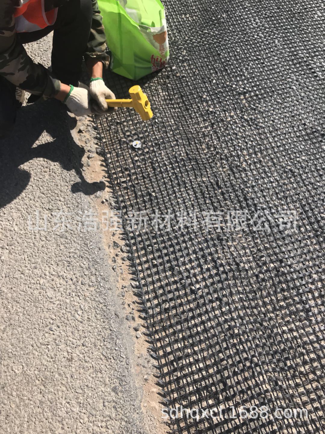 自粘式双向玻璃纤维土工格栅 价格优惠沥青路面 50kn玻纤土工格栅