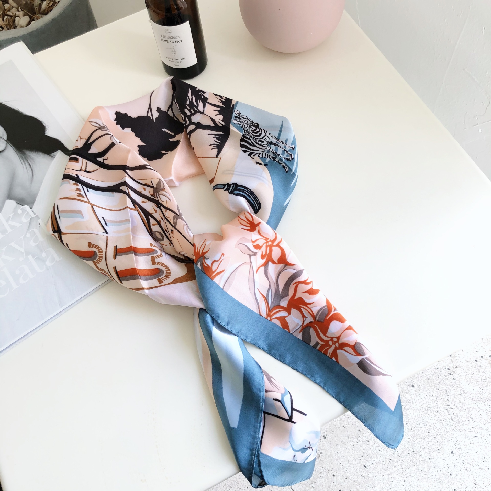 薄款夏季小方巾新款时尚丝巾创意都市图案搭配装饰仿真丝印花领巾