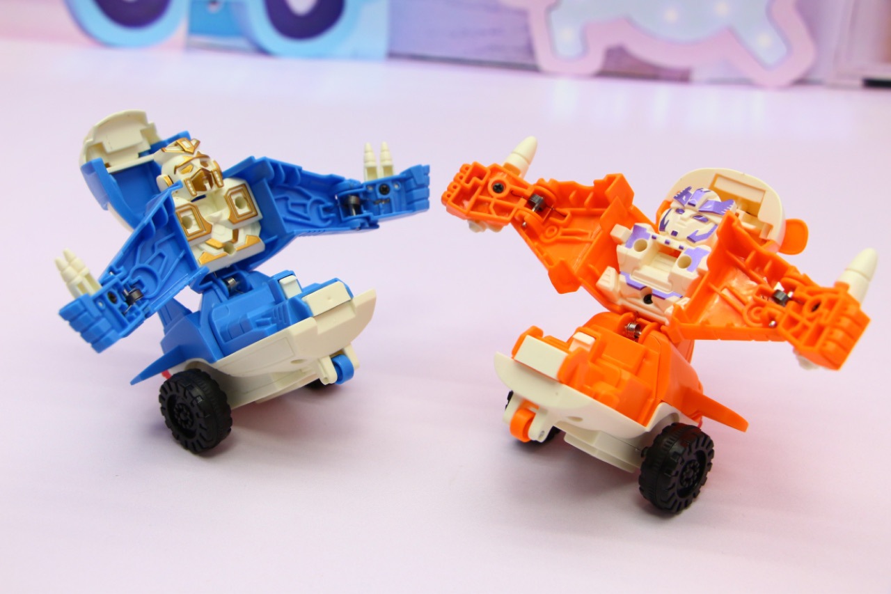 智慧小能手碰撞变形旋转飞机惯性变形飞机机器人开窗盒装