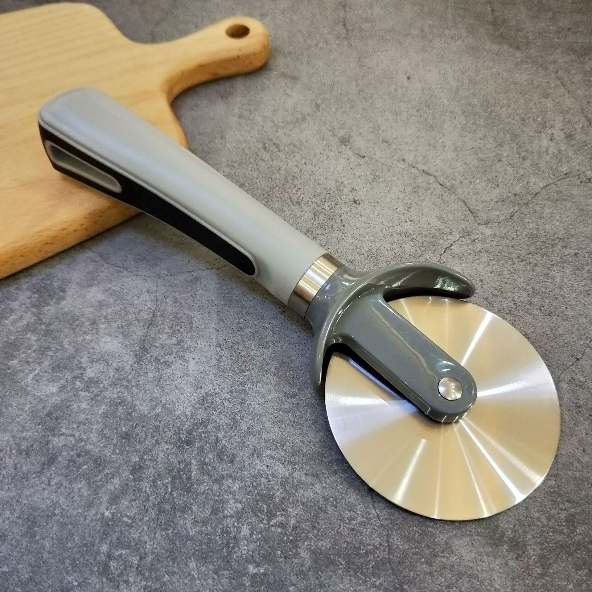 跨境亚马逊新款披萨切刀不锈钢披萨切刀piazza披萨滚轮刀烘焙工具