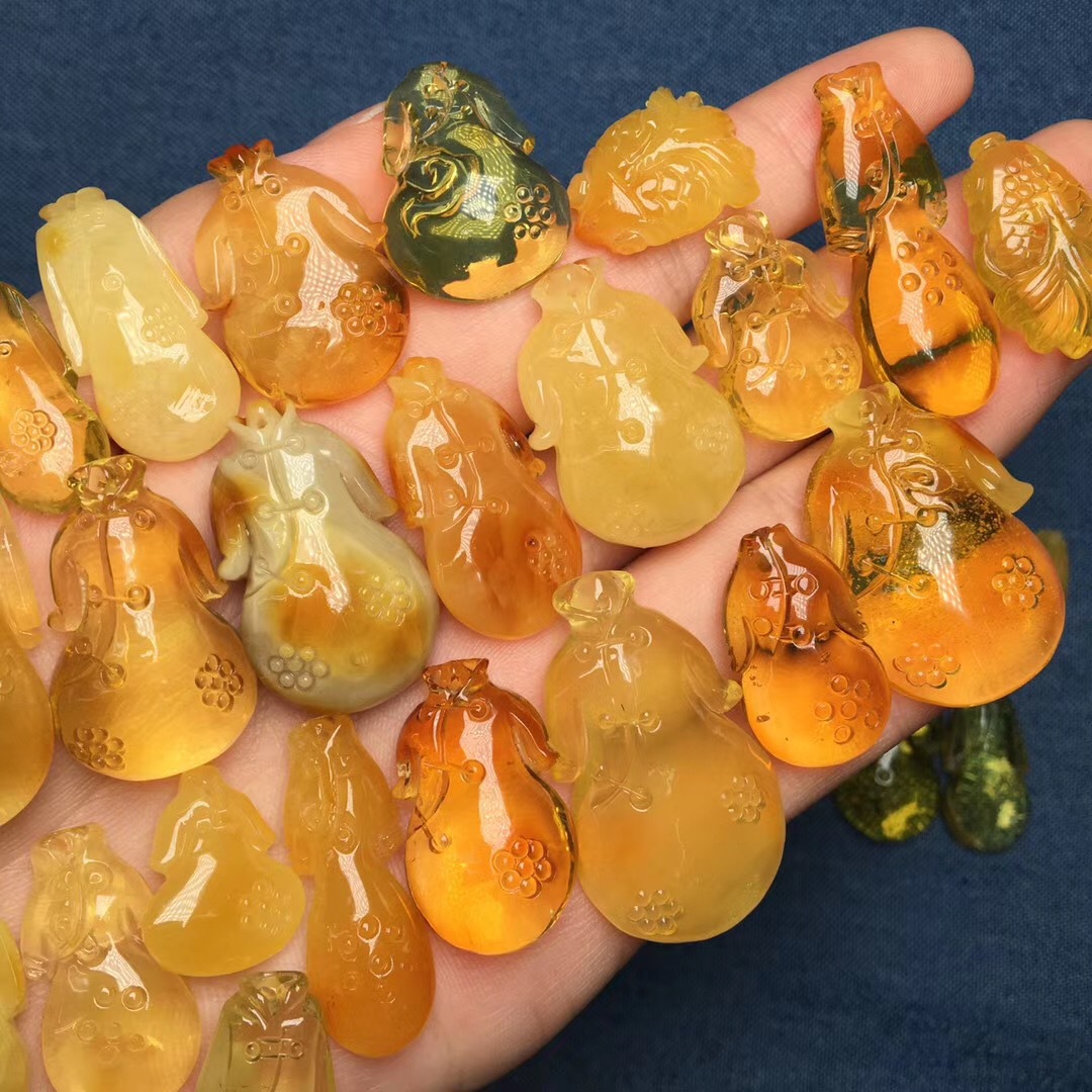 天然琥珀蜜蜡坠子 无杂裂蜡质浓郁题材多样 diy配饰搭配 厂家直销