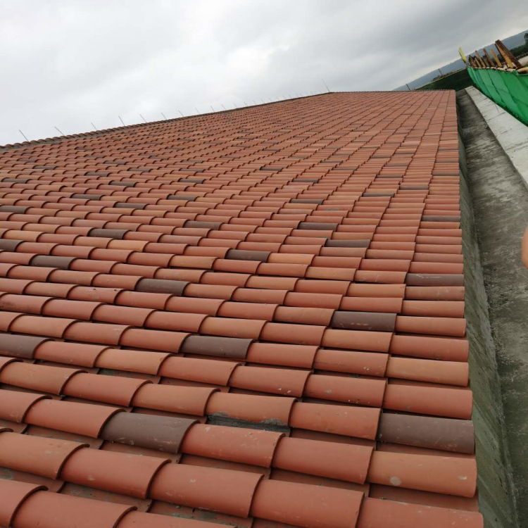 宜兴陶土烧制咖啡色西班牙筒瓦砖红色欧式别墅屋面半圆瓦施工安装