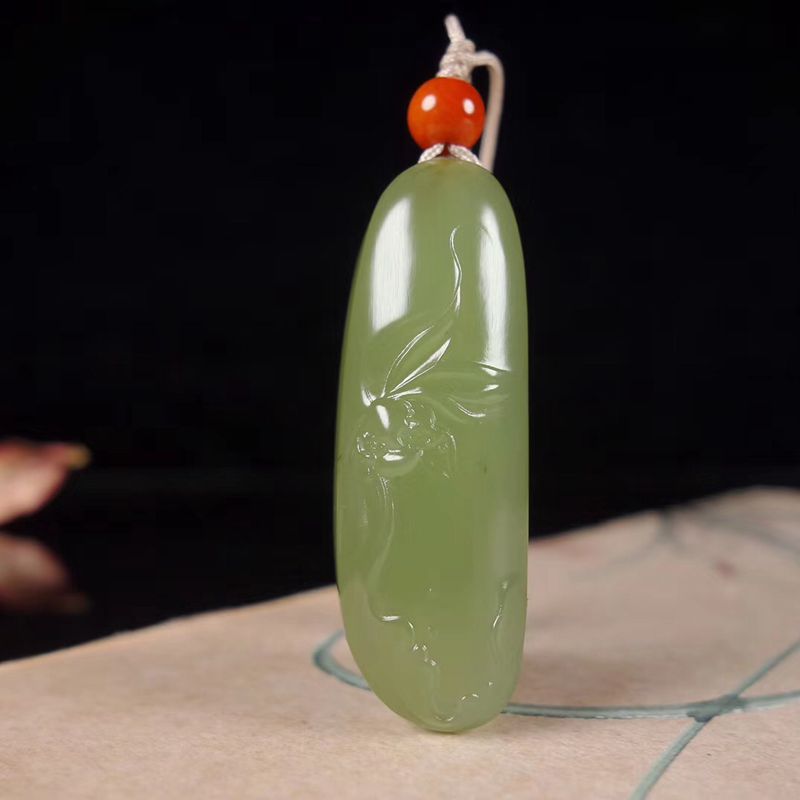 和田玉青海料湖水绿微带水草精雕莲花出水芙蓉女款唯美吊坠送证书