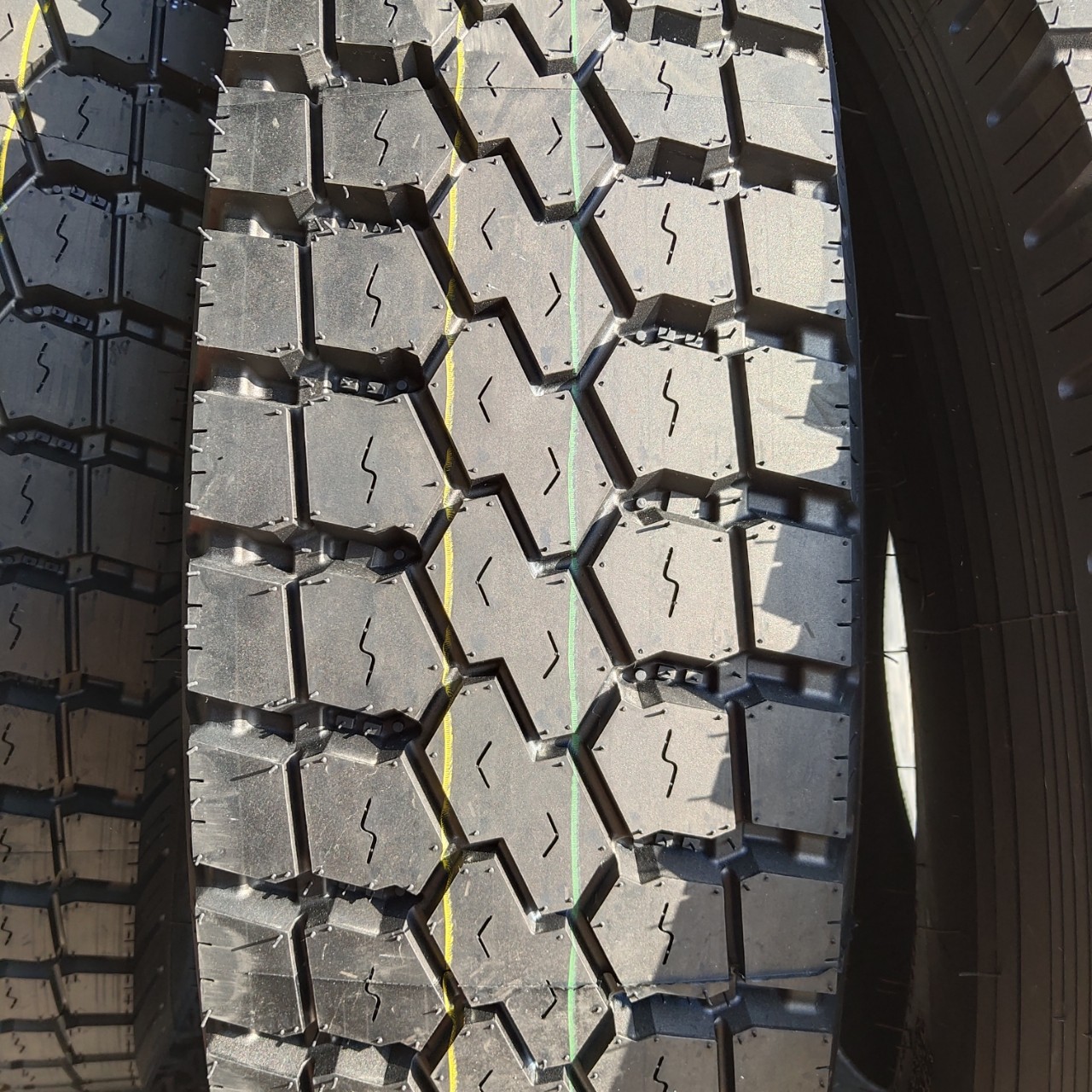 真空胎 羊角花纹 12r22.5 钢丝胎 gold shield 厂家直销 包运费