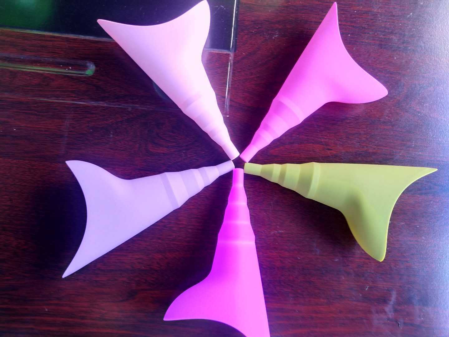 亚马逊热销硅胶女性站立式小便器户外便携折叠小便神器尿斗站尿器