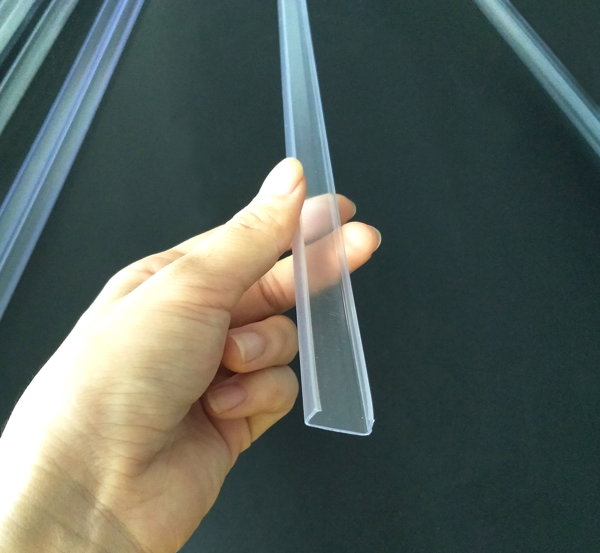 供应低压灯带卡槽透明 led灯带 塑料灯条卡槽pvc透明卡槽