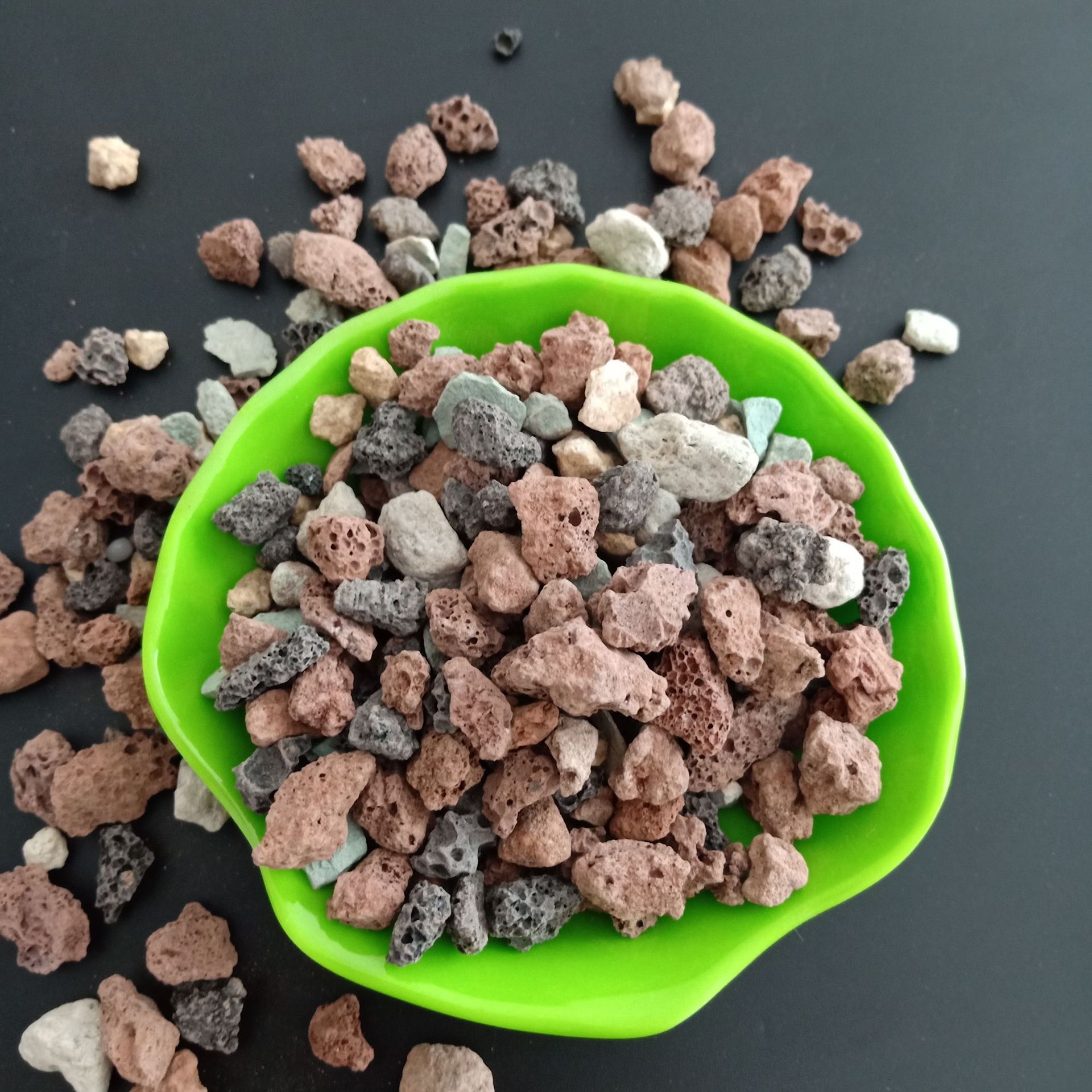 厂家大量供应彩虹石持水透气彩虹石 多肉盆栽底石面石营养虹彩石