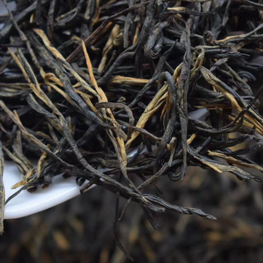 2020年云南凤庆滇红老树松针红茶普洱茶黑茶金芽蜜香