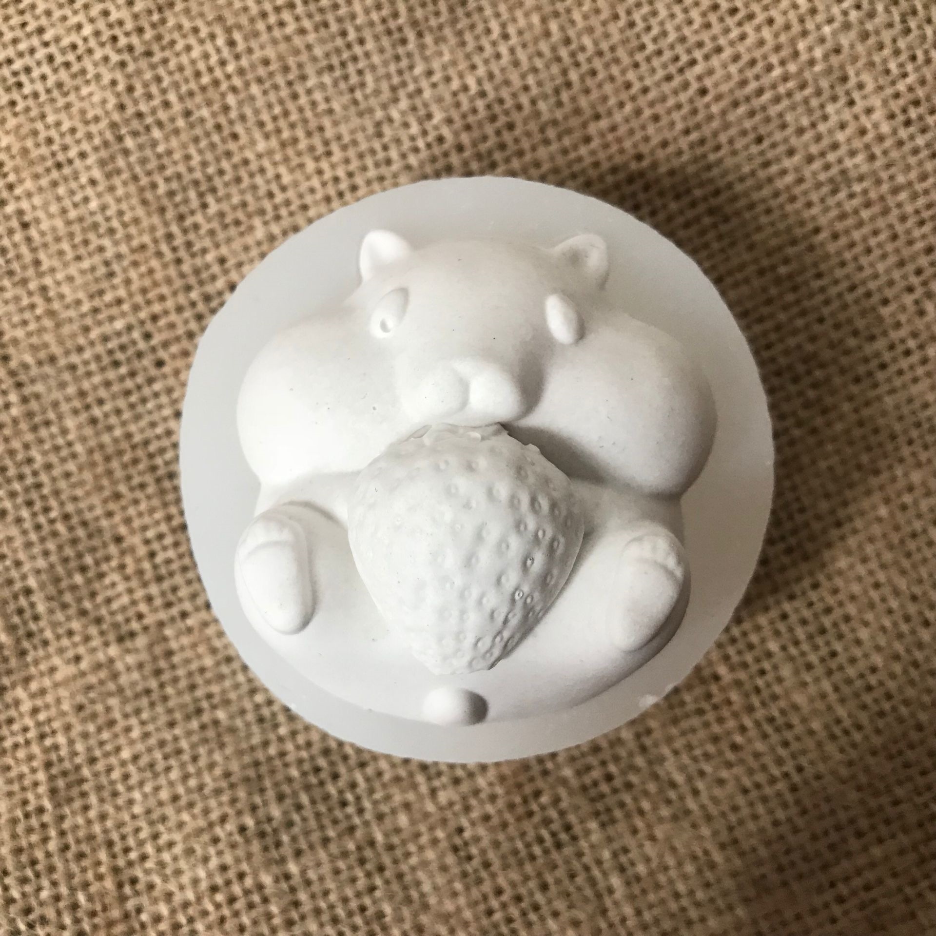 吃草莓仓鼠硅胶模具 香薰石膏模具 装饰模具